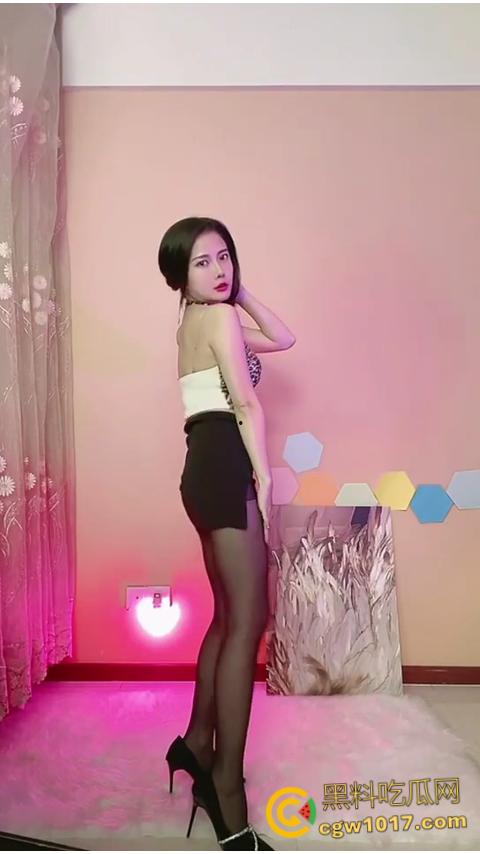 花椒主播【小芊芊呐】，付费直播间大秀，高颜值情趣装诱惑，吊带黑丝裸舞自慰， 掰开私处粉嫩肉缝淫水泛滥！-5