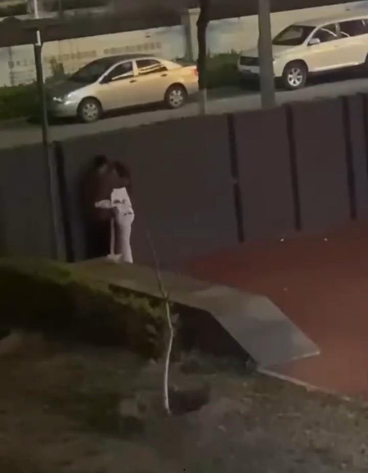 情到深处舔鸡巴 饥渴小情侣躲在围墙后激情吃鸡 路边监控拍下全程 就不能找个没人的地方?-2