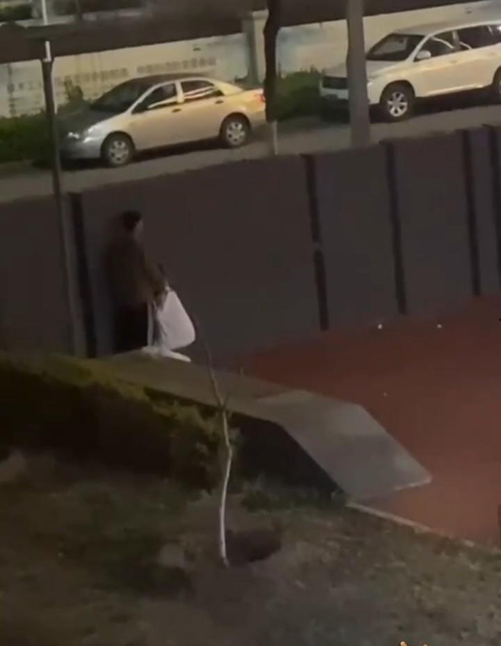 情到深处舔鸡巴 饥渴小情侣躲在围墙后激情吃鸡 路边监控拍下全程 就不能找个没人的地方?-3