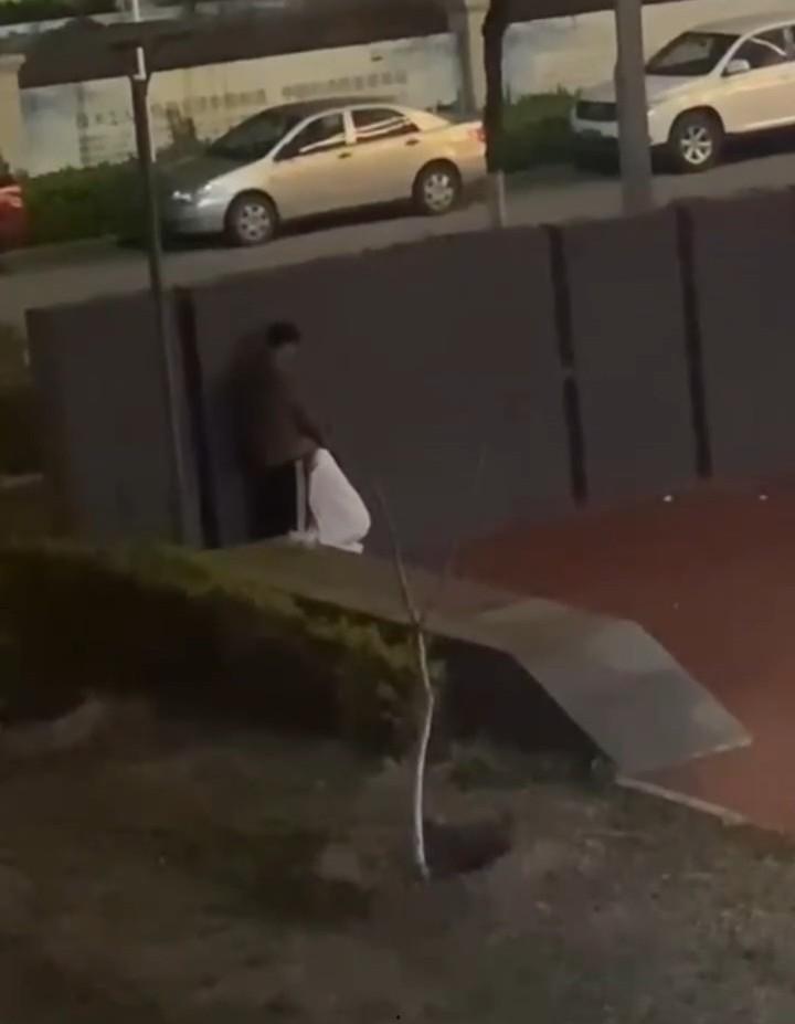 情到深处舔鸡巴 饥渴小情侣躲在围墙后激情吃鸡 路边监控拍下全程 就不能找个没人的地方?-4