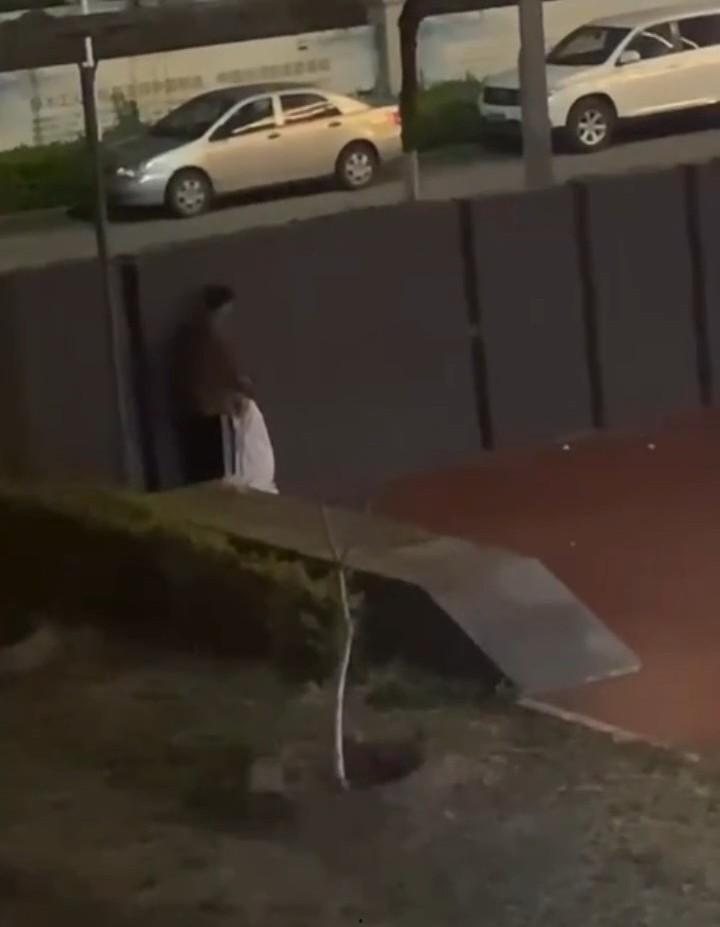 情到深处舔鸡巴 饥渴小情侣躲在围墙后激情吃鸡 路边监控拍下全程 就不能找个没人的地方?-5