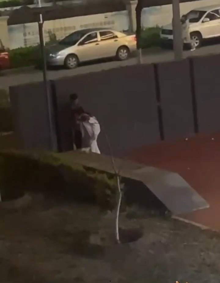 情到深处舔鸡巴 饥渴小情侣躲在围墙后激情吃鸡 路边监控拍下全程 就不能找个没人的地方?-6