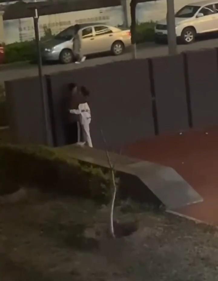 情到深处舔鸡巴 饥渴小情侣躲在围墙后激情吃鸡 路边监控拍下全程 就不能找个没人的地方?-7