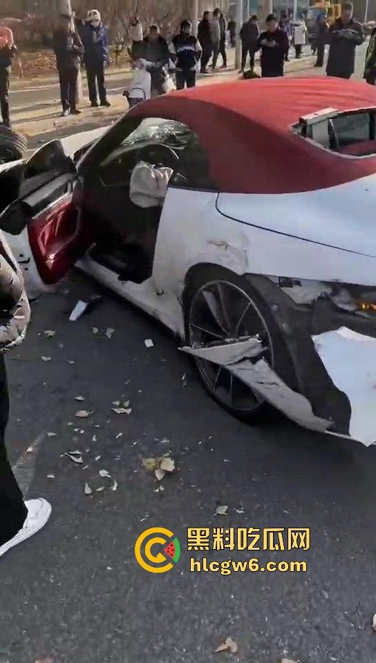 河南灵宝开源大道车管所发生重大车祸事故!保时捷三蹦子狭路相逢,碎片到处是 据说人也碎碎平安了-3