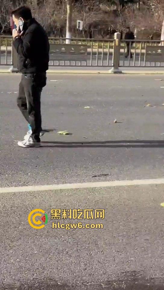 河南灵宝开源大道车管所发生重大车祸事故!保时捷三蹦子狭路相逢,碎片到处是 据说人也碎碎平安了-5