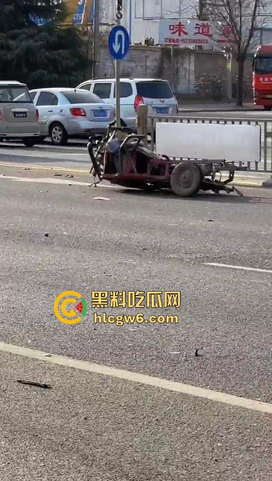 河南灵宝开源大道车管所发生重大车祸事故!保时捷三蹦子狭路相逢,碎片到处是 据说人也碎碎平安了-8