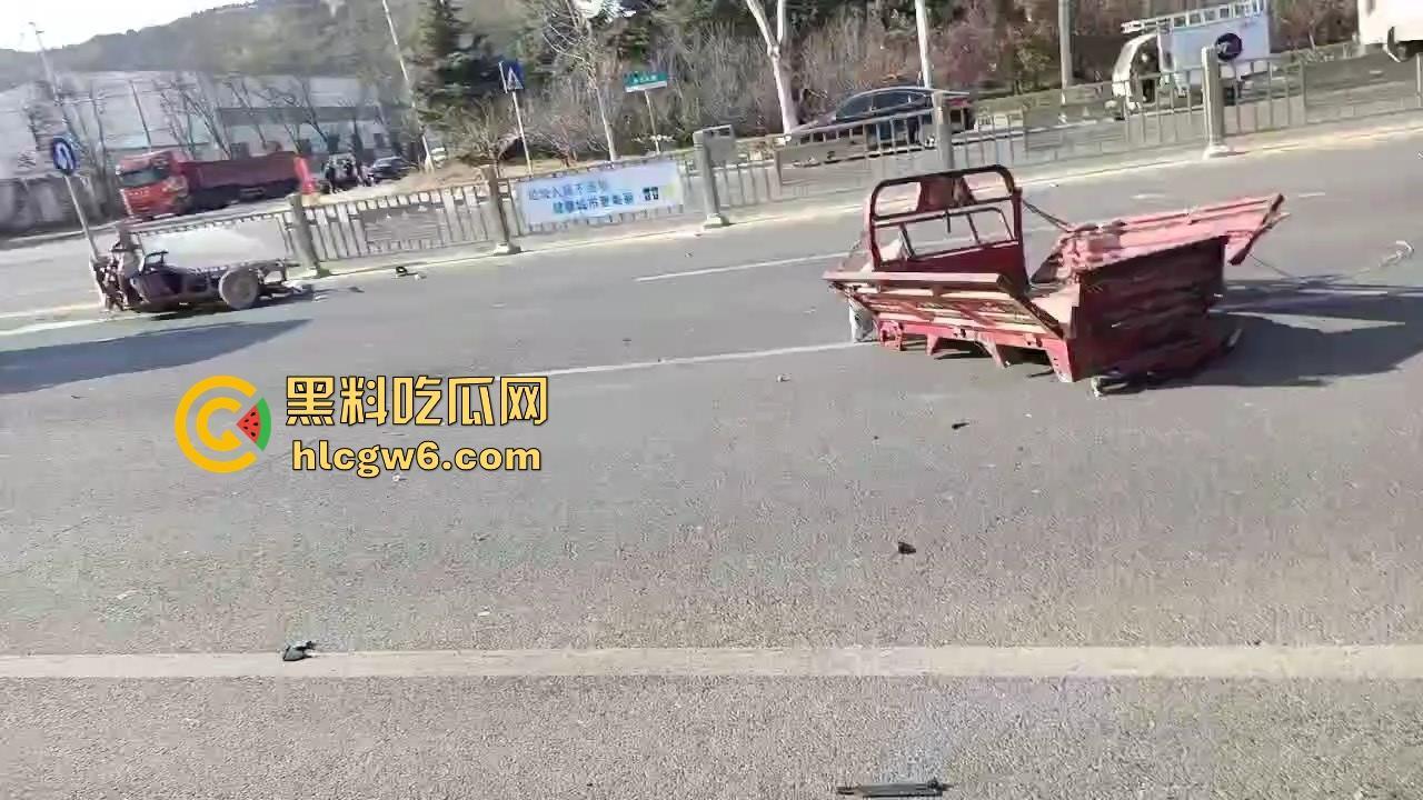 河南灵宝开源大道车管所发生重大车祸事故!保时捷三蹦子狭路相逢,碎片到处是 据说人也碎碎平安了-9