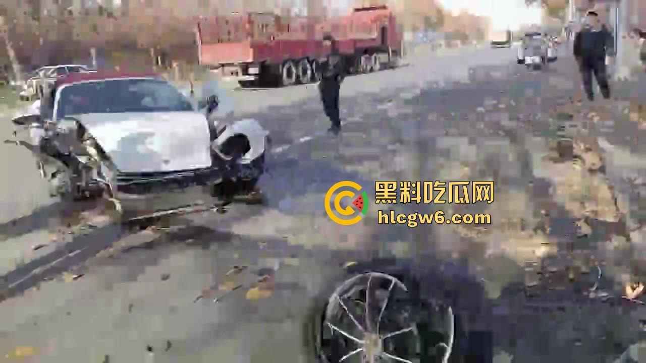 河南灵宝开源大道车管所发生重大车祸事故!保时捷三蹦子狭路相逢,碎片到处是 据说人也碎碎平安了-10