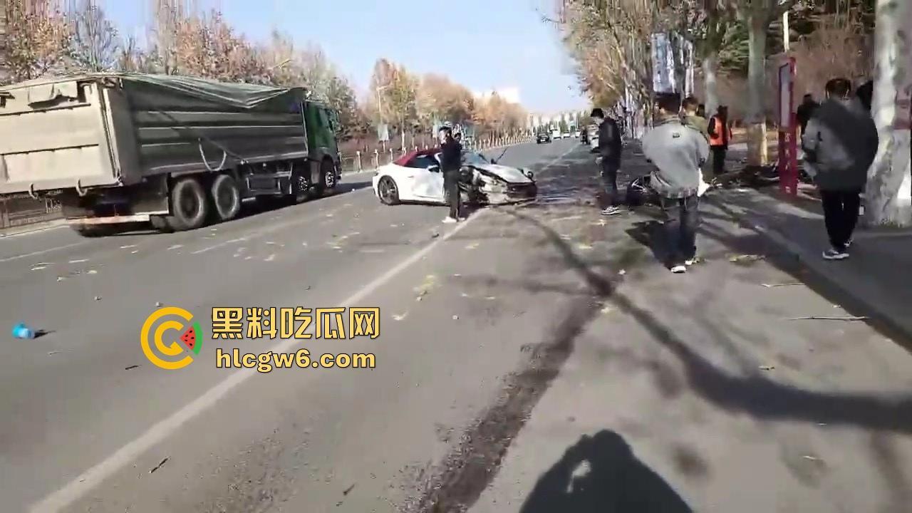 河南灵宝开源大道车管所发生重大车祸事故!保时捷三蹦子狭路相逢,碎片到处是 据说人也碎碎平安了-11