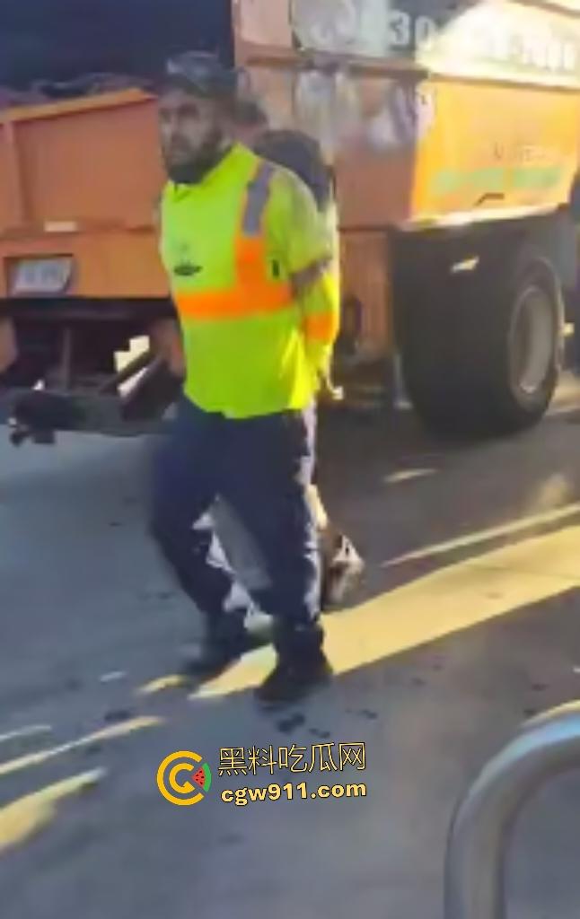 芝加哥移民猎巫大行动!特朗普铁拳砸下800+非法客从车中拖出狂搜住所,巴士驱逐潮喷抗议者怒吼“Shit”!-3