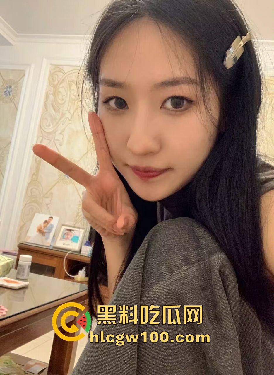 湖南大学大四学姐【叶晓燕】约炮视频流出被曝光,撅臀掰穴学姐不为人知的另一面。-1