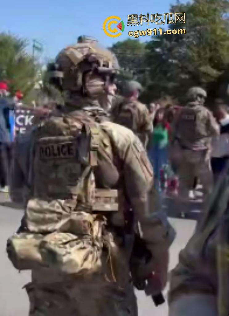 芝加哥移民猎巫大行动!特朗普铁拳砸下800+非法客从车中拖出狂搜住所,巴士驱逐潮喷抗议者怒吼“Shit”!-5