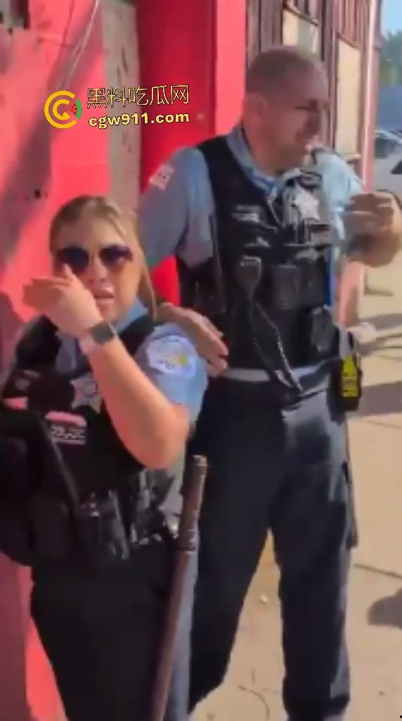 芝加哥移民猎巫大行动!特朗普铁拳砸下800+非法客从车中拖出狂搜住所,巴士驱逐潮喷抗议者怒吼“Shit”!-6