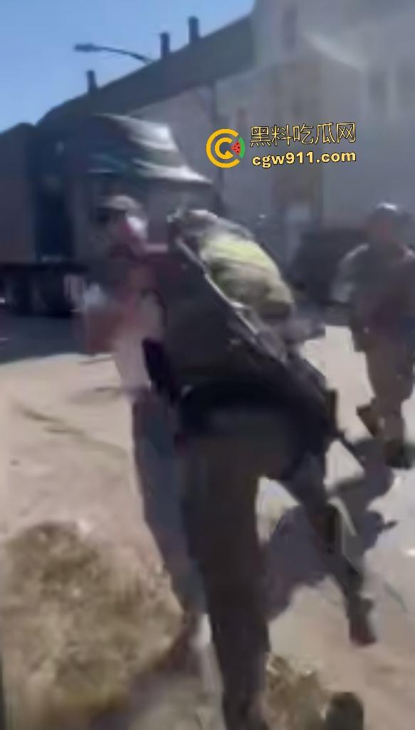 芝加哥移民猎巫大行动!特朗普铁拳砸下800+非法客从车中拖出狂搜住所,巴士驱逐潮喷抗议者怒吼“Shit”!-8