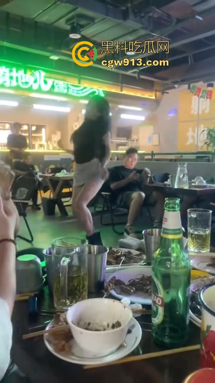 朋友聚会偶遇妖娆舞蹈老师,性感辣舞跳的鸡巴都硬邦邦的,果断重金拿下,无套猛插内射狠狠发泄!-1