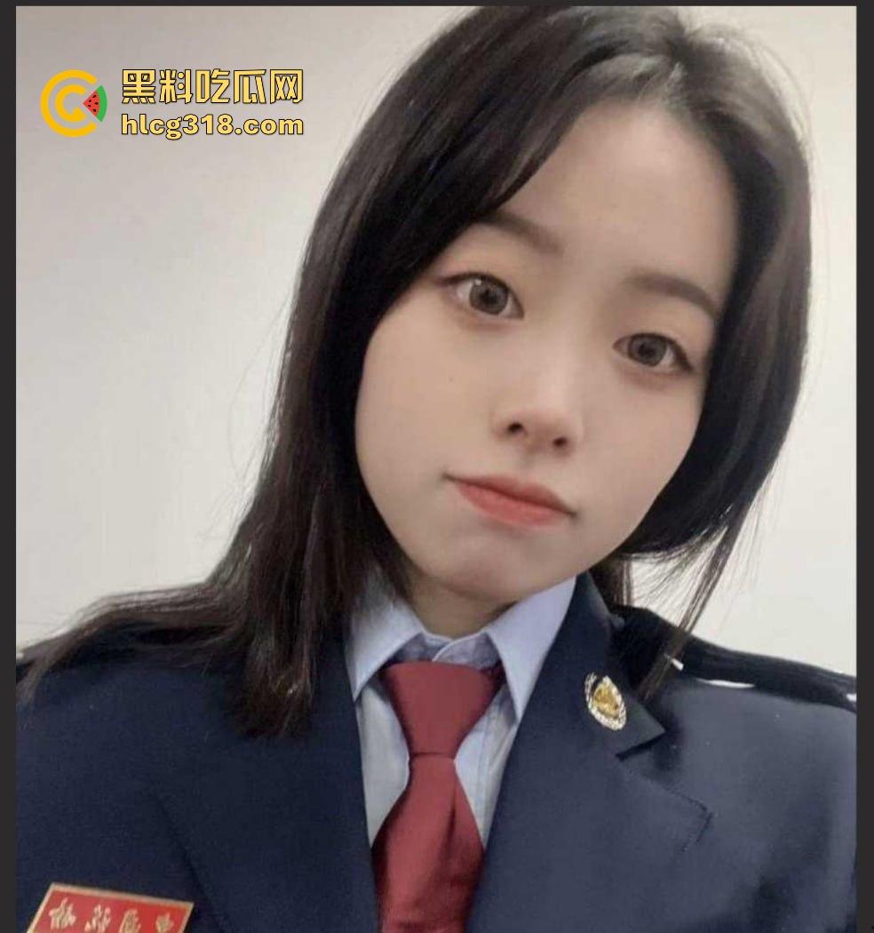 杭州检察官【李紫琪】堕落性爱视频曝光,白天是正襟危坐的检察官,夜晚却化身淫荡贱奴,跪地臣服!-1