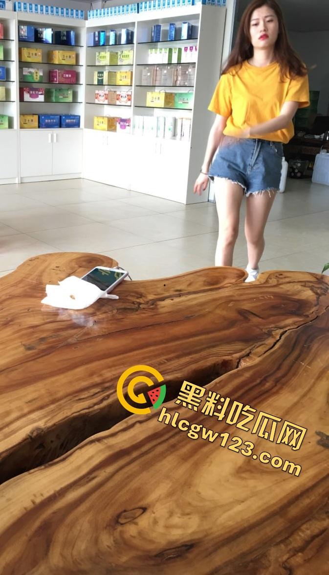 海角王者神级操作震惊全网孝子!迷晕亲妈趁父不在狂操肥B,完事后又向同学炫耀战利品!-2