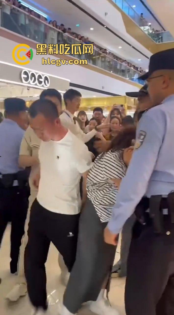 陕西女子带弟弟商场捉奸,姐弟联手怒打小三和渣姐夫!小三哭惨,姐夫被按墙扇脸不敢吭声!-1