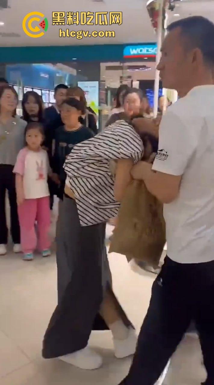 陕西女子带弟弟商场捉奸,姐弟联手怒打小三和渣姐夫!小三哭惨,姐夫被按墙扇脸不敢吭声!-3