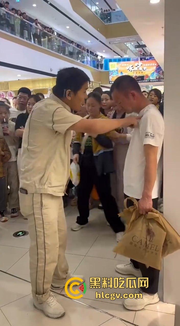 陕西女子带弟弟商场捉奸,姐弟联手怒打小三和渣姐夫!小三哭惨,姐夫被按墙扇脸不敢吭声!-7