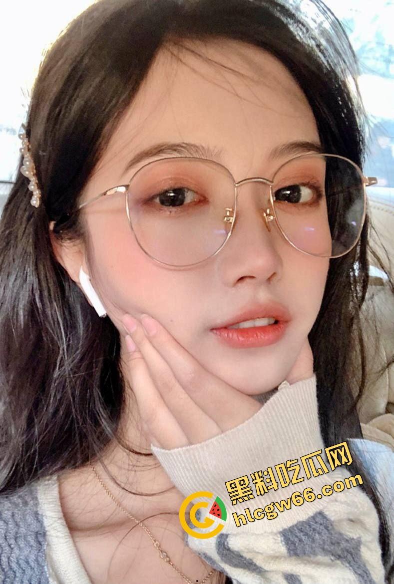 合肥眼镜妹『范乔』太会装了,白天文艺小仙女,晚上拿啤酒瓶插逼求操瓶子插逼都不带喘的!-1