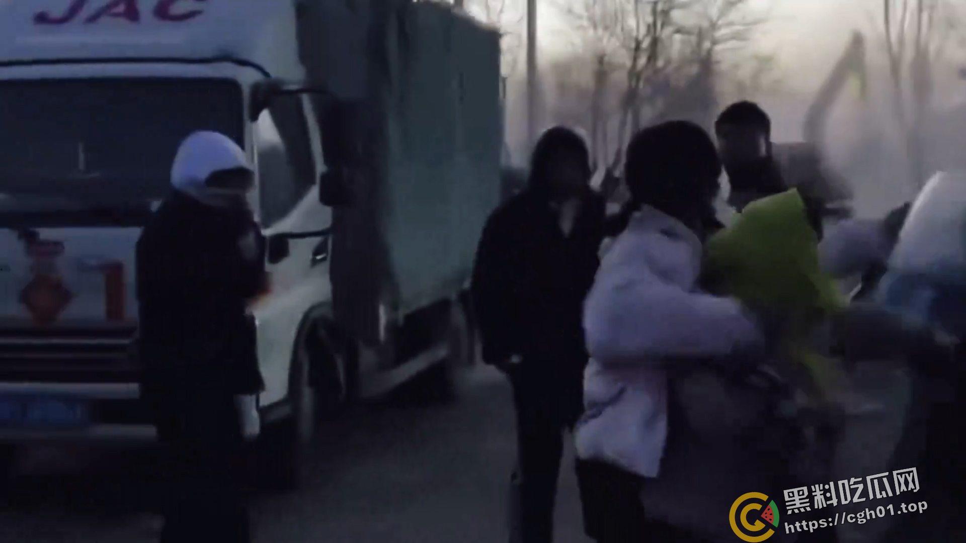 全网封禁!山东济南起步区强拆事件 大批保安殴打软禁村民 报警反而斥责村民闹事 现场视频流出-3