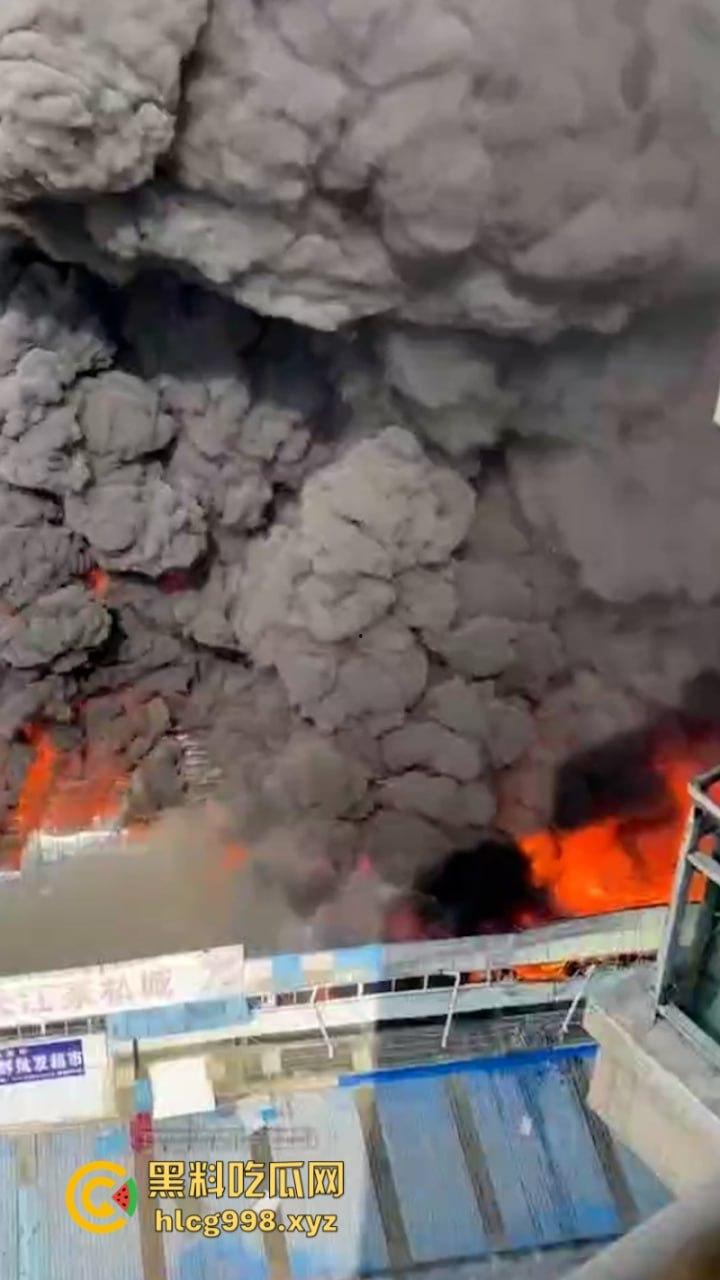 华阳红瓦二手家具市场突发大火 天干物燥成隐患导火索！-6