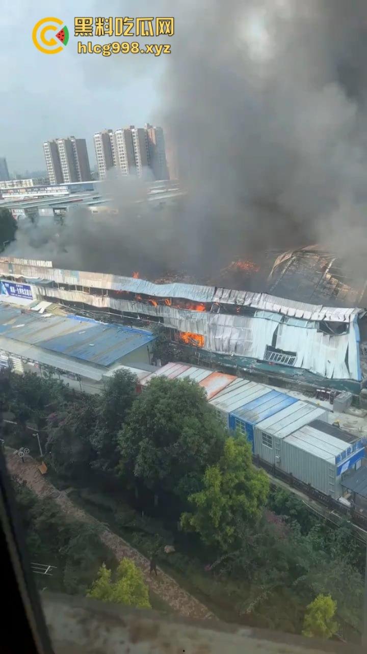 华阳红瓦二手家具市场突发大火 天干物燥成隐患导火索！-7