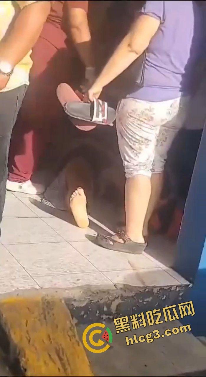 多米尼加 一卡车刹车失灵 连环撞车 碾压摩托车 致2人当场死亡 多人受伤!-3