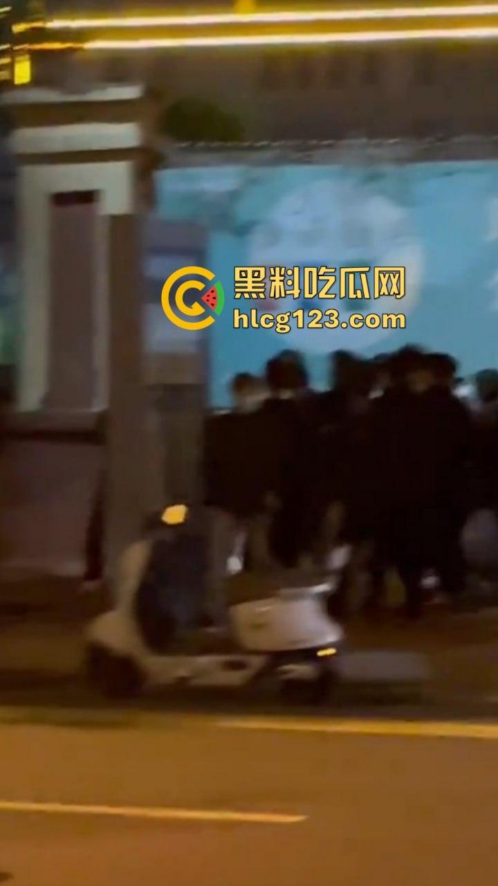 山东菏泽精神小伙群架约战!9月15日单县五中热闹了,郭有才的老家果然还是能打!-3