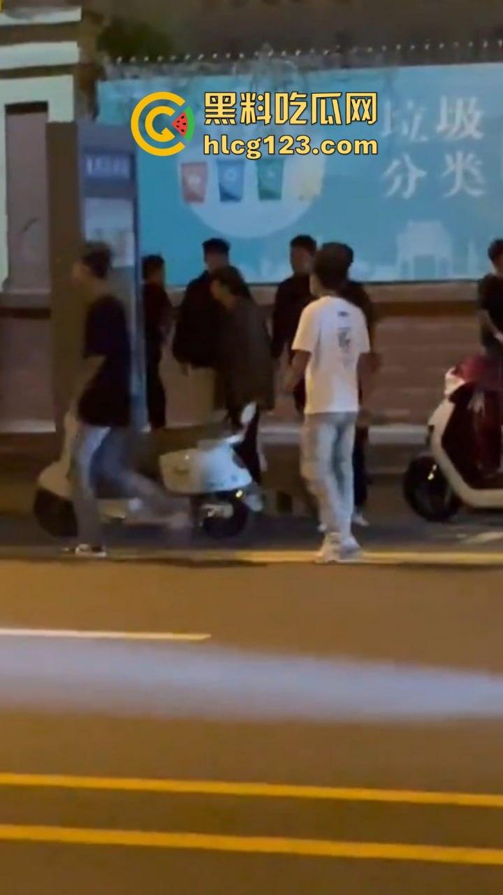 山东菏泽精神小伙群架约战!9月15日单县五中热闹了,郭有才的老家果然还是能打!-4