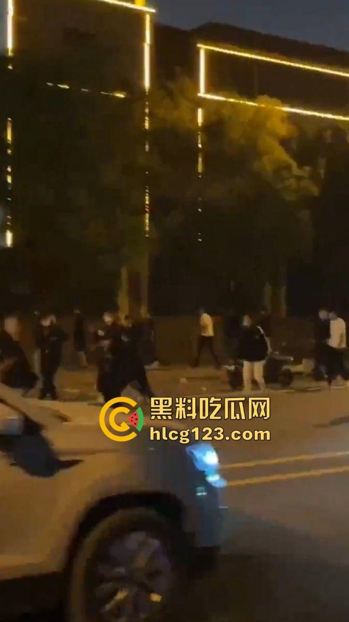 山东菏泽精神小伙群架约战!9月15日单县五中热闹了,郭有才的老家果然还是能打!-5