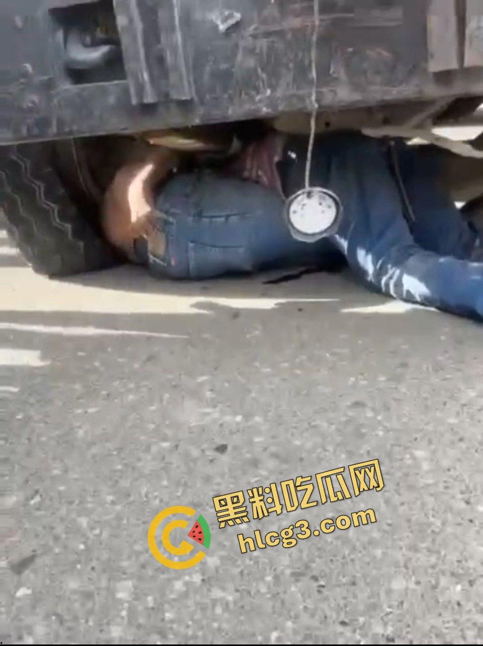 多米尼加 一卡车刹车失灵 连环撞车 碾压摩托车 致2人当场死亡 多人受伤!-5