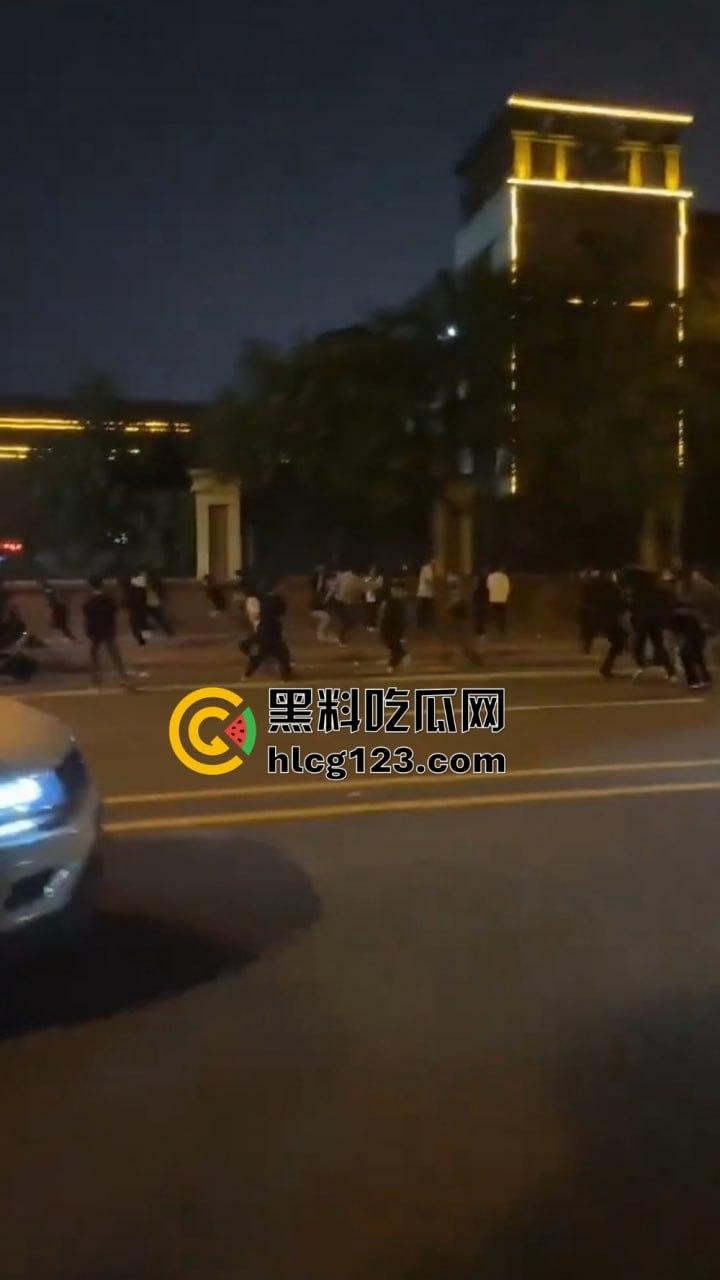 山东菏泽精神小伙群架约战!9月15日单县五中热闹了,郭有才的老家果然还是能打!-6