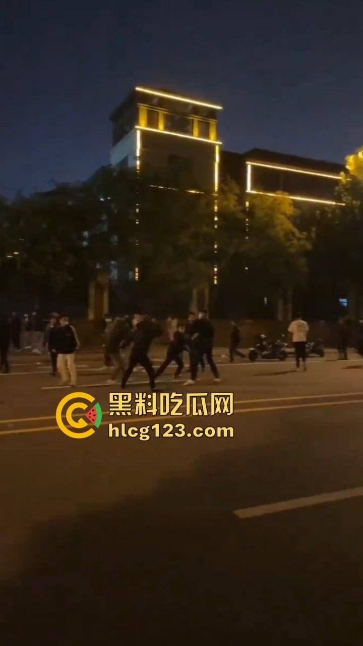 山东菏泽精神小伙群架约战!9月15日单县五中热闹了,郭有才的老家果然还是能打!-8