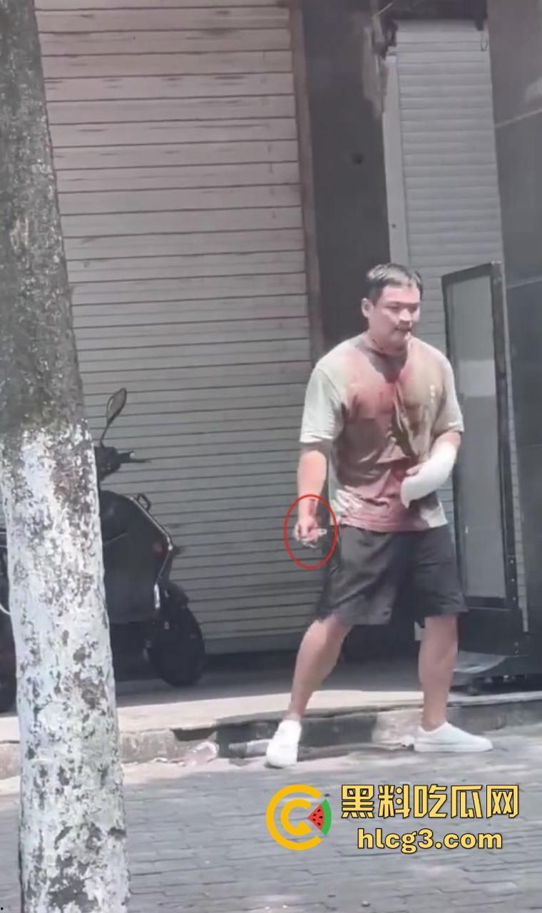 狠起来连自己都捅!浙江湖州市大街上连捅自己数刀 警方合力当场将其制服-1