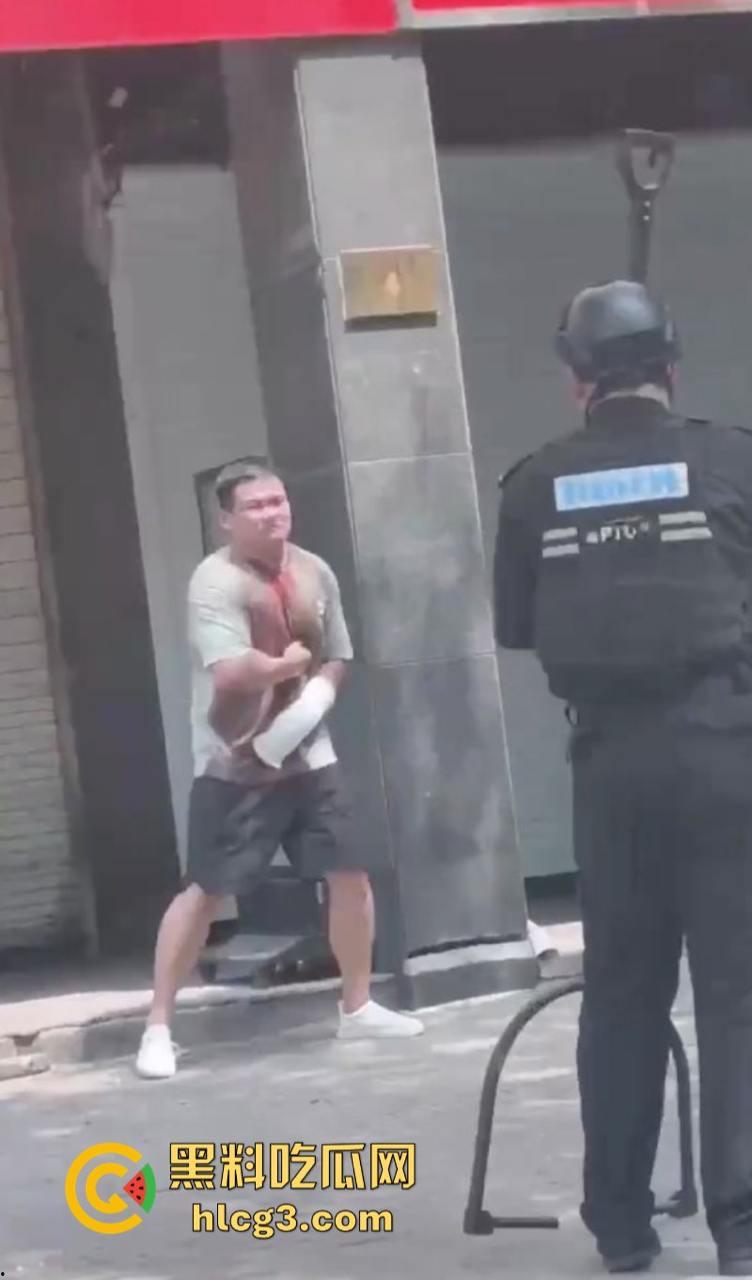 狠起来连自己都捅!浙江湖州市大街上连捅自己数刀 警方合力当场将其制服-2