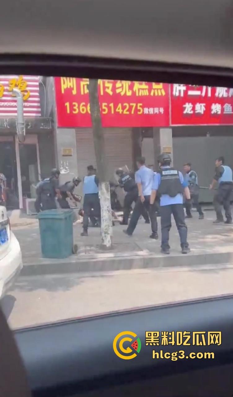 狠起来连自己都捅!浙江湖州市大街上连捅自己数刀 警方合力当场将其制服-3