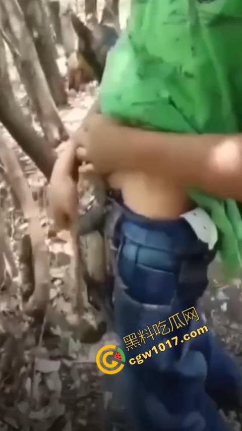 印度阿三享受变态玩乐:鸡巴爆操蜥蜴嫩穴,直到精液喷涌,炫耀异样快感,震撼画面引无数网民围观-7