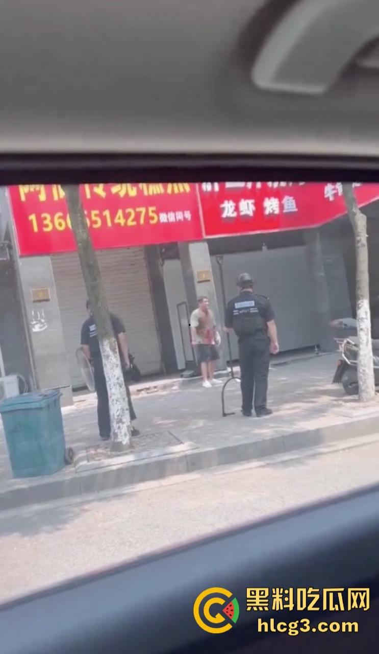 狠起来连自己都捅!浙江湖州市大街上连捅自己数刀 警方合力当场将其制服-7