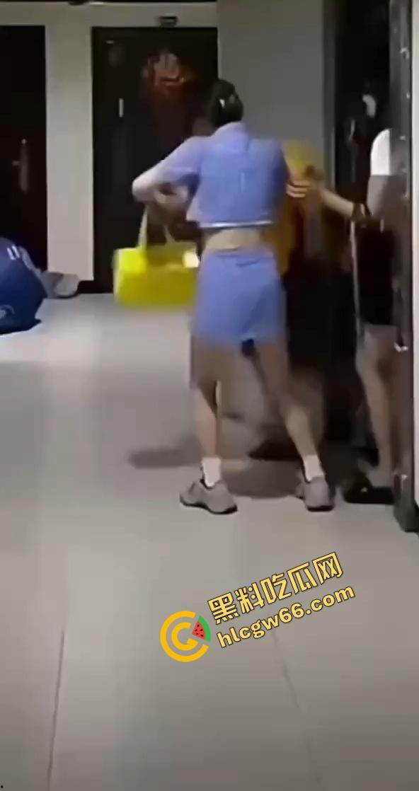 美团这宣传片是认真的吗？小哥送外卖送到黑丝裸体美女家？谁还不想干这活儿！-1