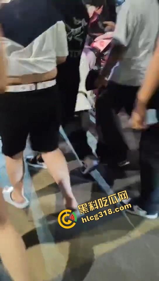 临沂这群精神哥集体断片儿,砸车群殴还上头,警车一来不躲不跑反手就干,真是刑不上脑袋系列!-5