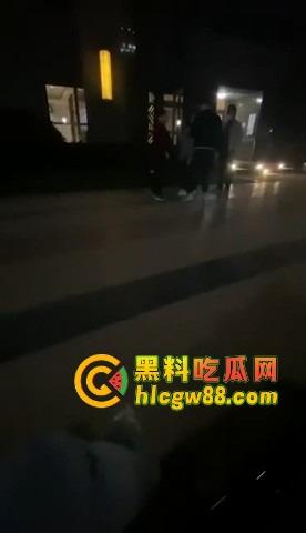 福建小区散步变地狱模式,小伙子刀仔1V3,一家三口直接被团灭,一人一刀干净利落!-1