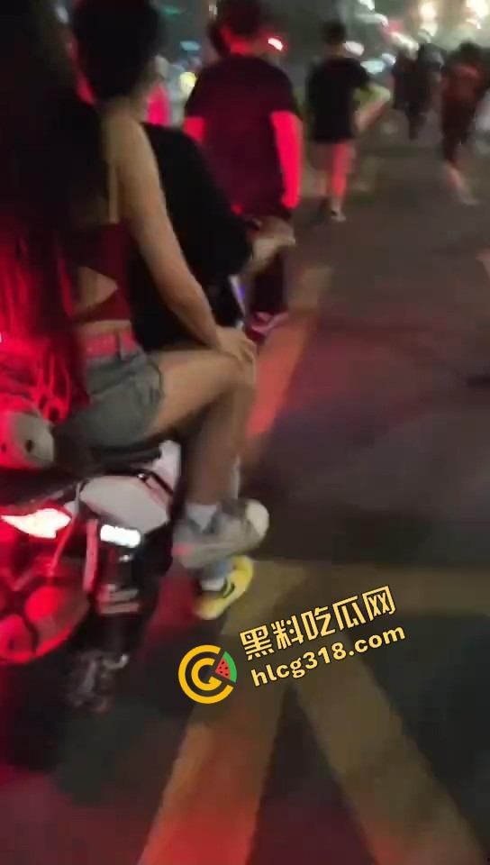 临沂这群精神哥集体断片儿,砸车群殴还上头,警车一来不躲不跑反手就干,真是刑不上脑袋系列!-6