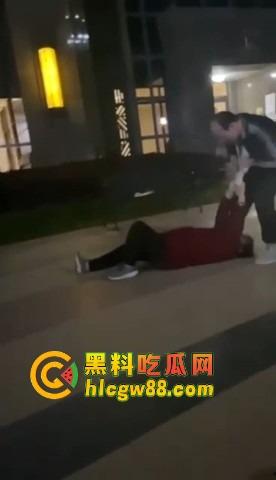 福建小区散步变地狱模式,小伙子刀仔1V3,一家三口直接被团灭,一人一刀干净利落!-3