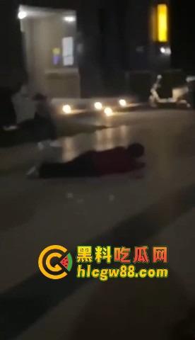 福建小区散步变地狱模式,小伙子刀仔1V3,一家三口直接被团灭,一人一刀干净利落!-4