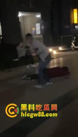 福建小区散步变地狱模式,小伙子刀仔1V3,一家三口直接被团灭,一人一刀干净利落!-5