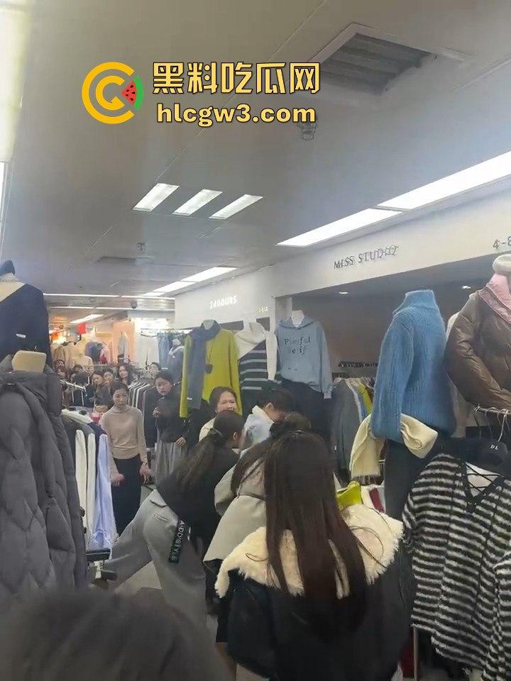 广州沙河服装城大乱斗!多名女子档口互撕,姐妹们龙虎斗,场面劲爆骂声不断!-9