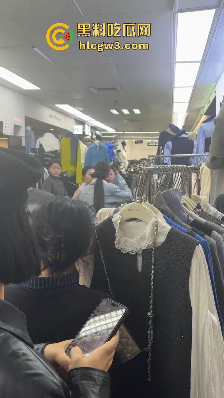 广州沙河服装城大乱斗!多名女子档口互撕,姐妹们龙虎斗,场面劲爆骂声不断!-10