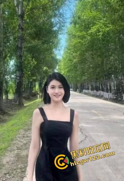 日照女大学生『孙欣欣』体育生前后夹击坐脸吃鸡双手撸两根,3P群啪、吃鸡69全来玩得跟条狗一样!-4